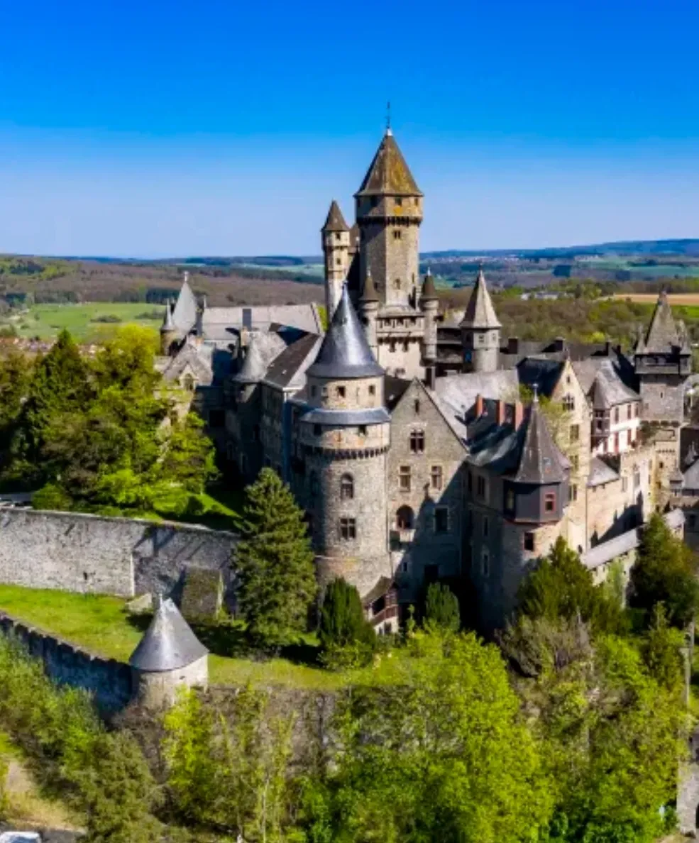 Вид на замок Браунфельс с окружающей местностью