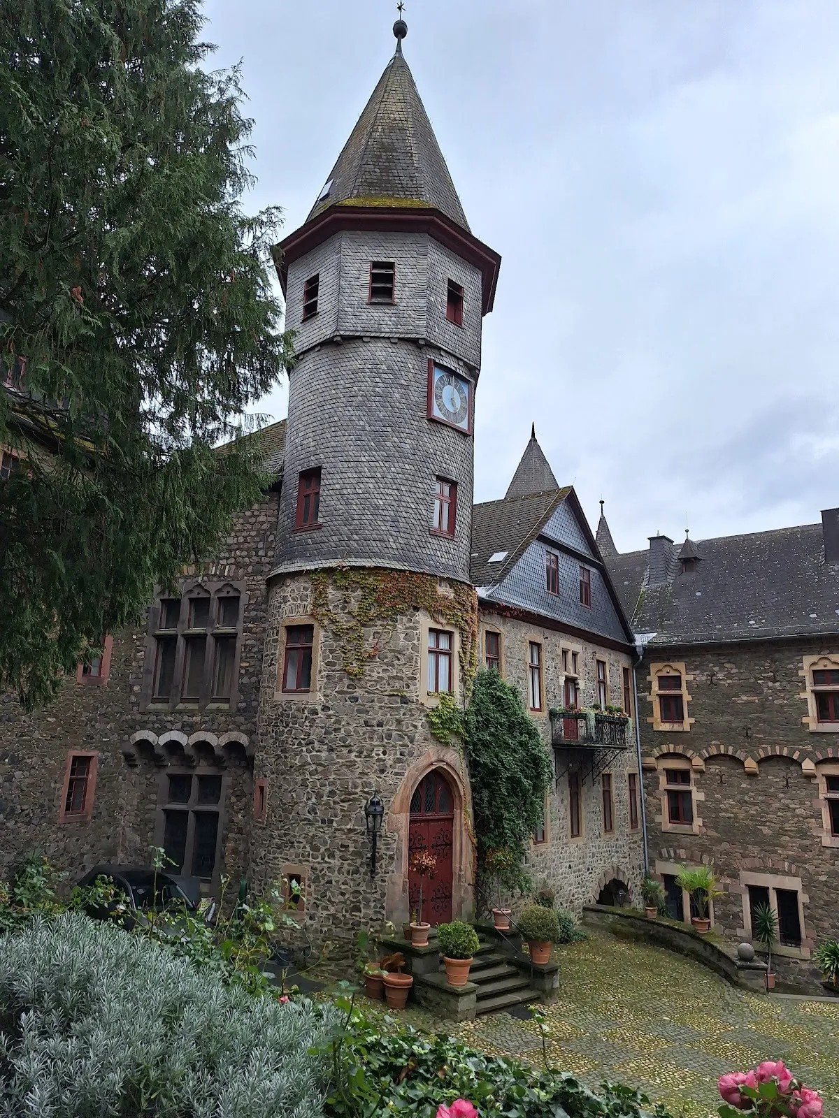 Вид на замок Браунфельс с окружающей местностью