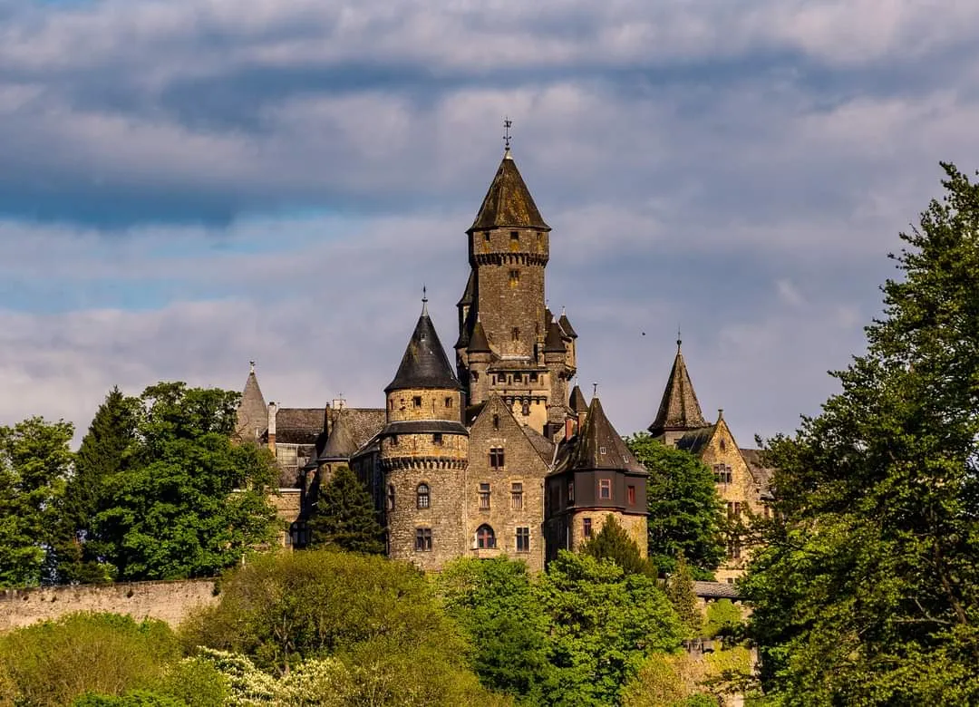 Вид на замок Браунфельс с окружающей местностью