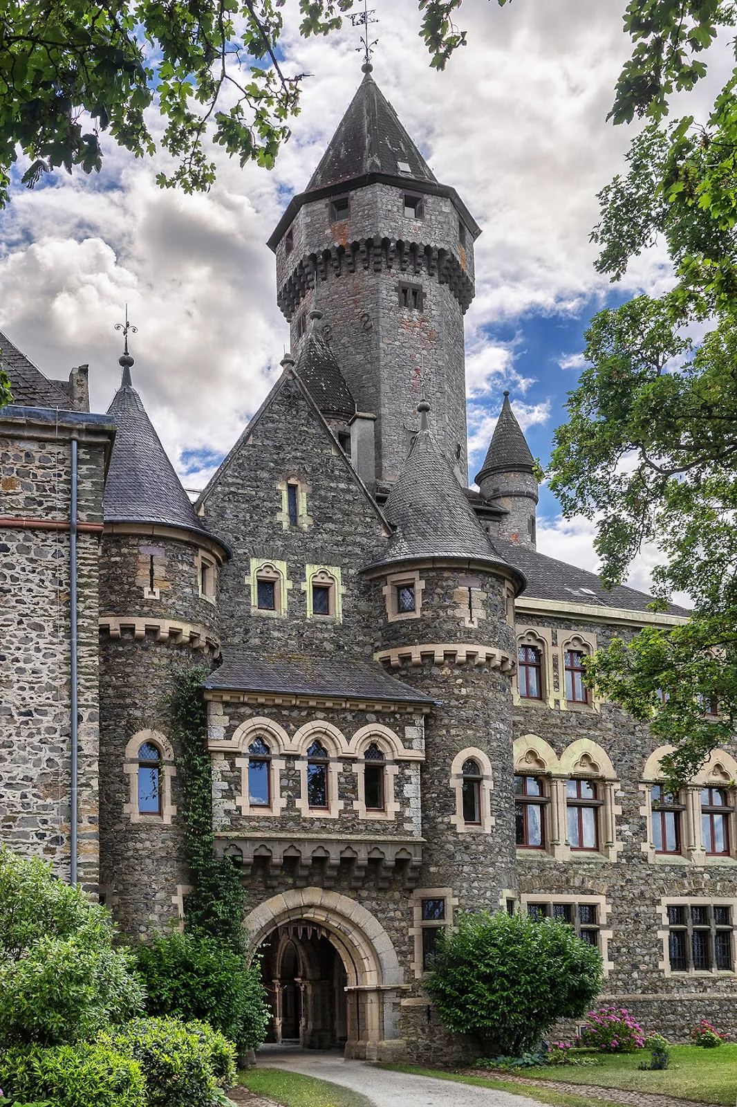 Вид на замок Браунфельс с окружающей местностью