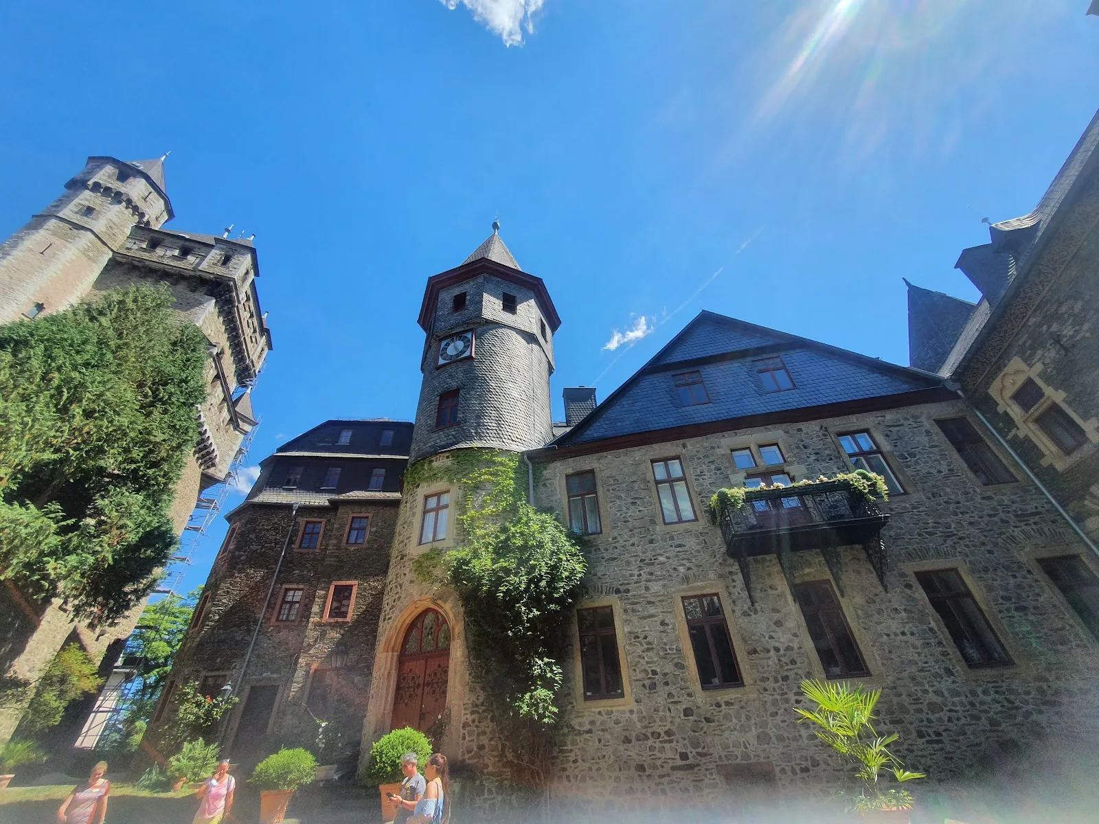 Вид на замок Браунфельс с окружающей местностью