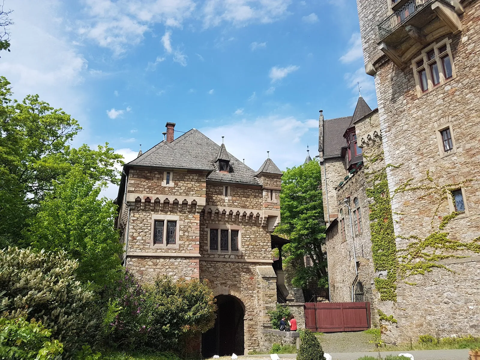 Вид на замок Браунфельс с окружающей местностью