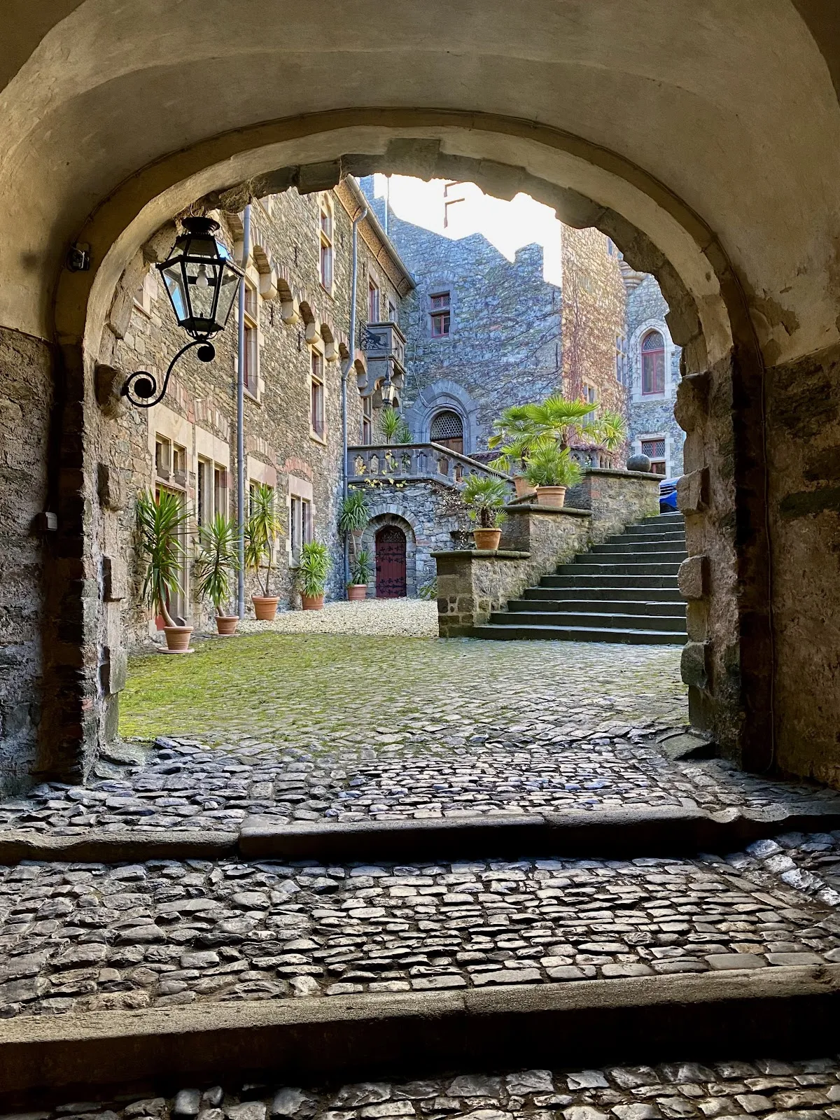 Вид на замок Браунфельс с окружающей местностью