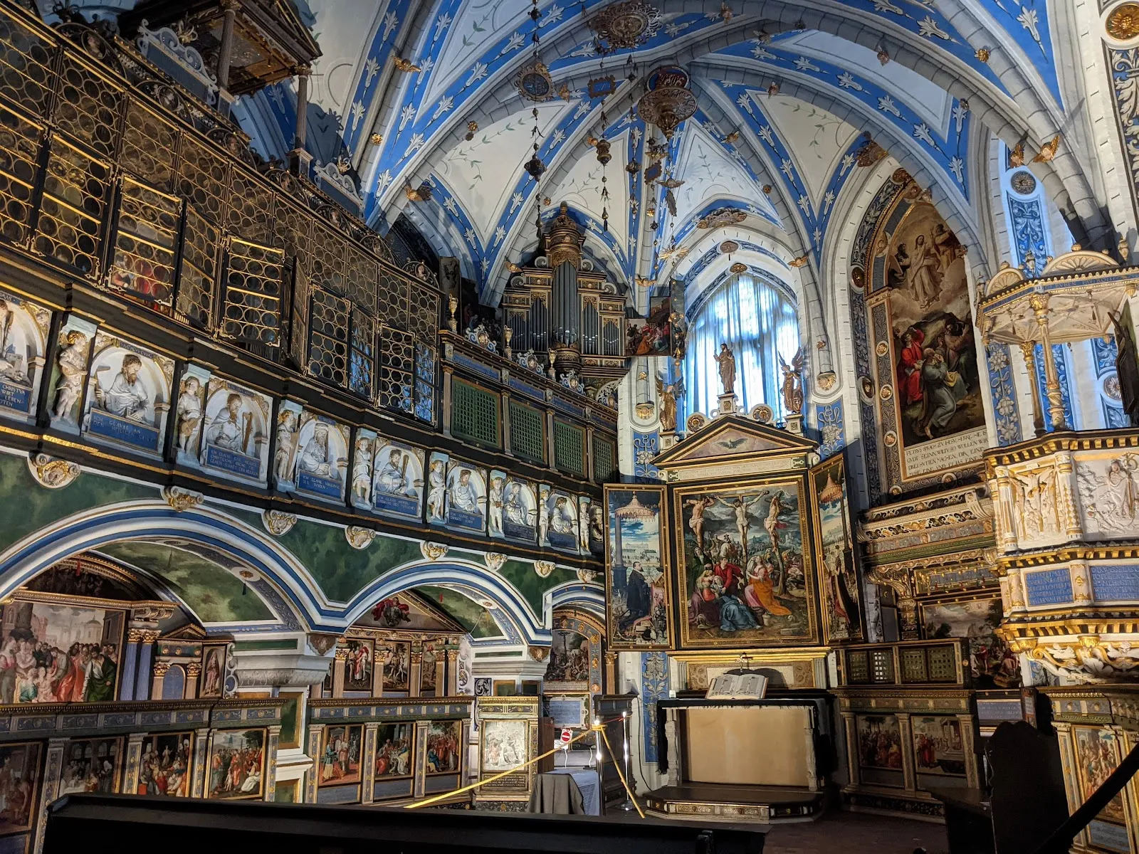 Внешний вид замка Целле с башенками и гербом