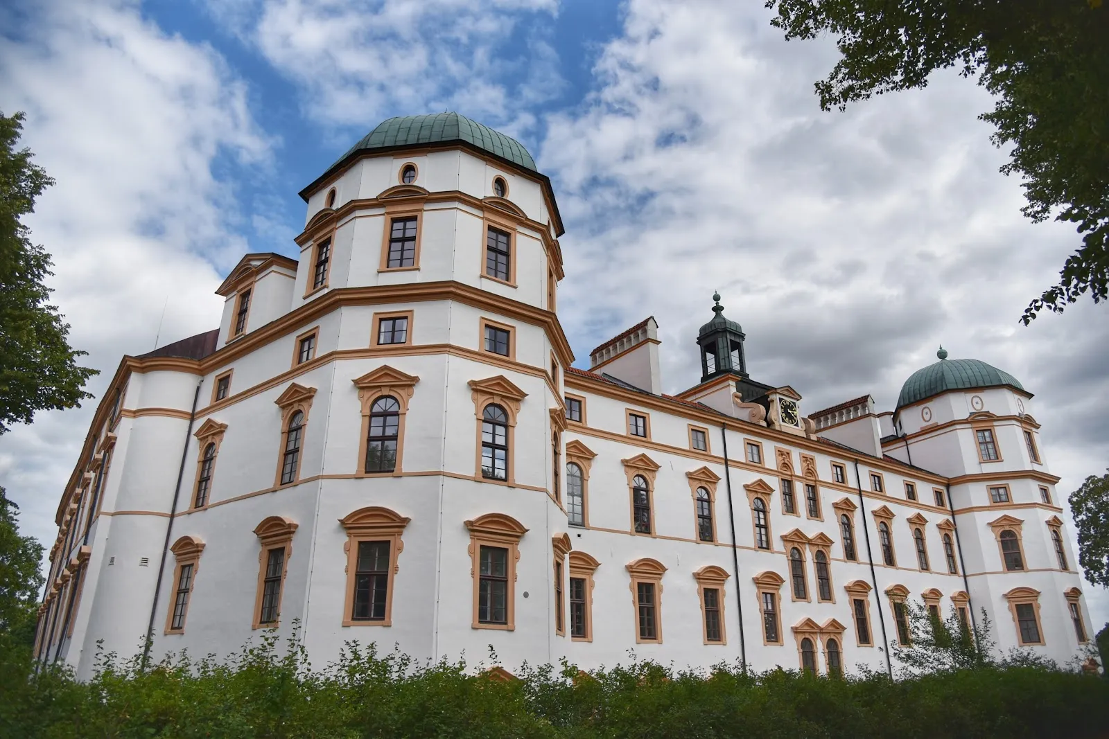 Внешний вид замка Целле с башенками и гербом