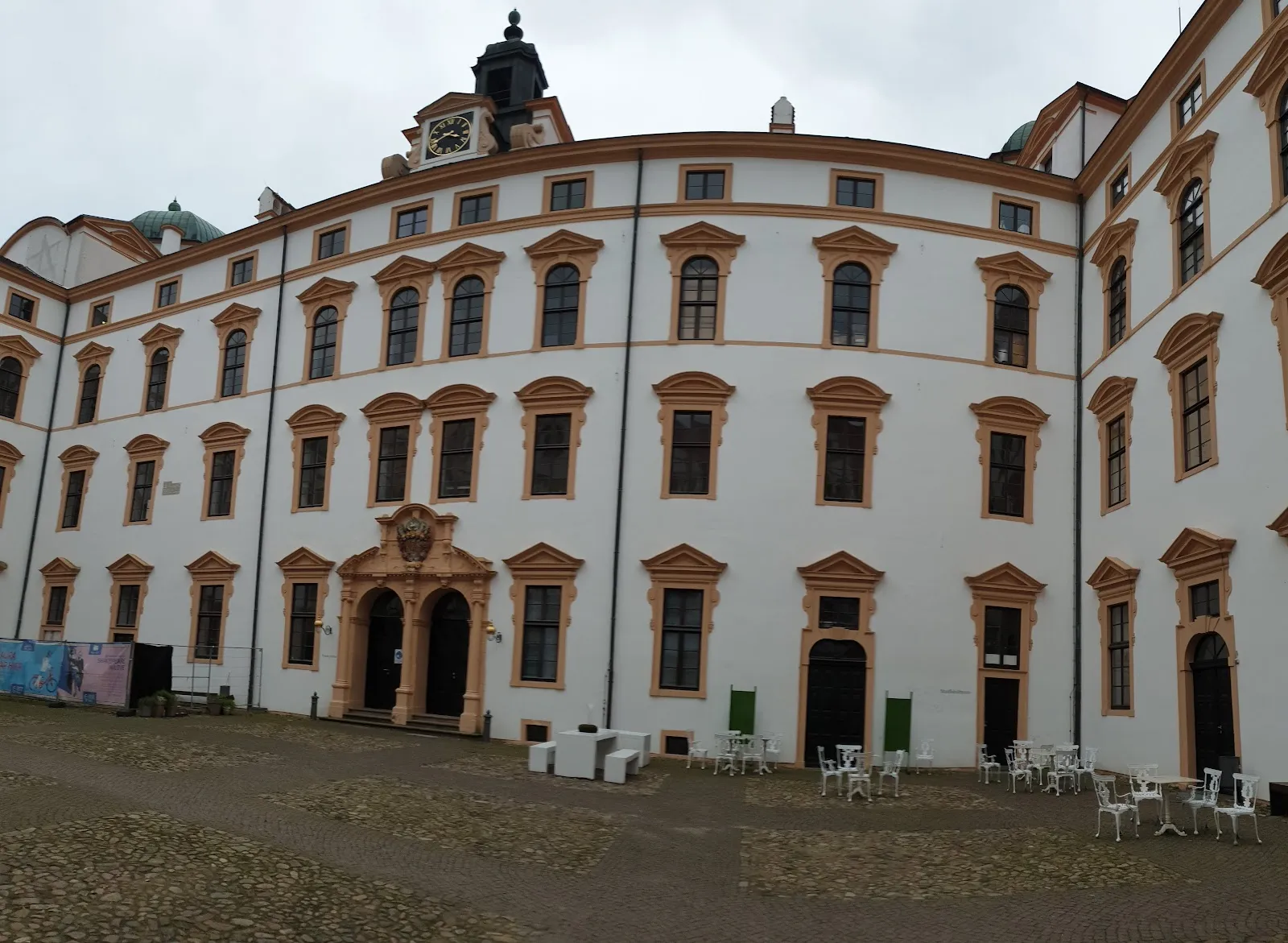 Внешний вид замка Целле с башенками и гербом