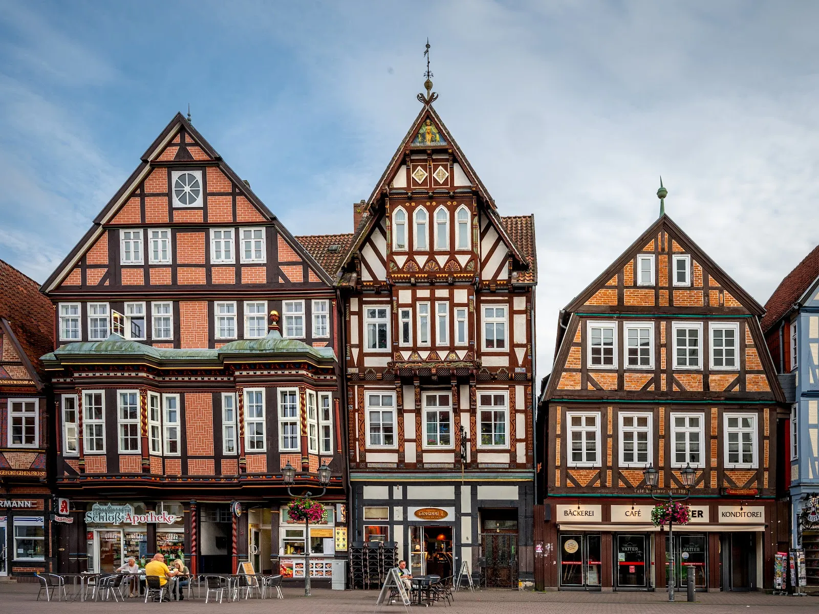 Внешний вид замка Целле с башенками и гербом
