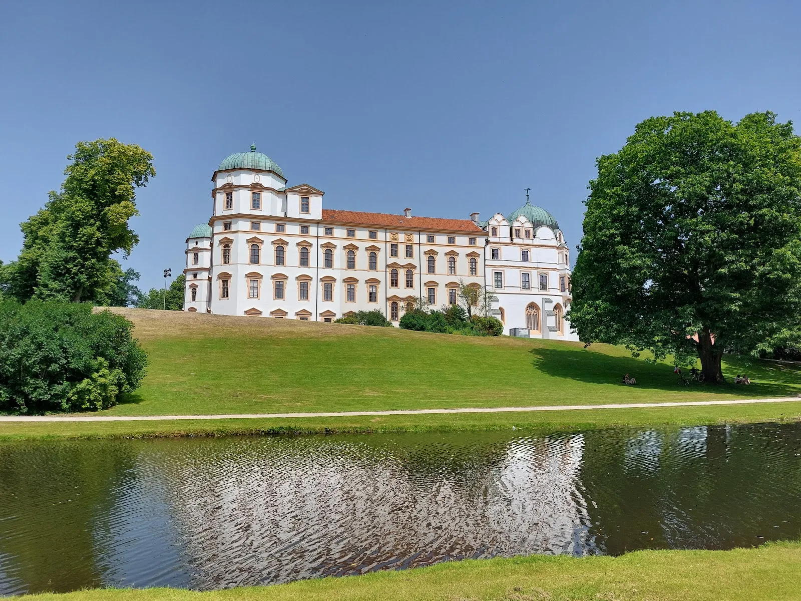 Внешний вид замка Целле с башенками и гербом