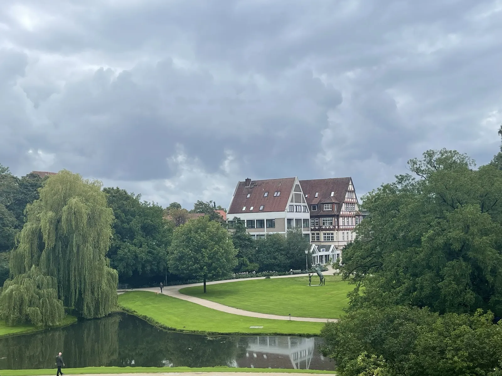 Внешний вид замка Целле с башенками и гербом