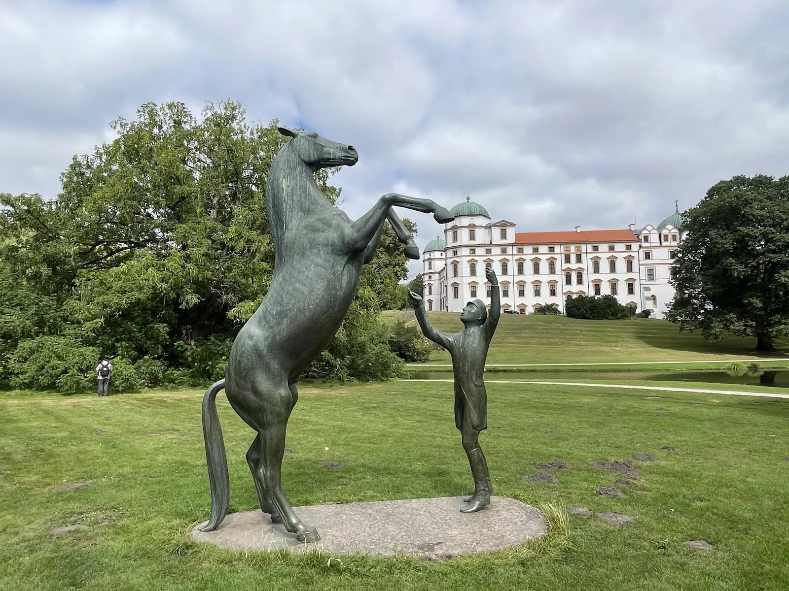 Внешний вид замка Целле с башенками и гербом