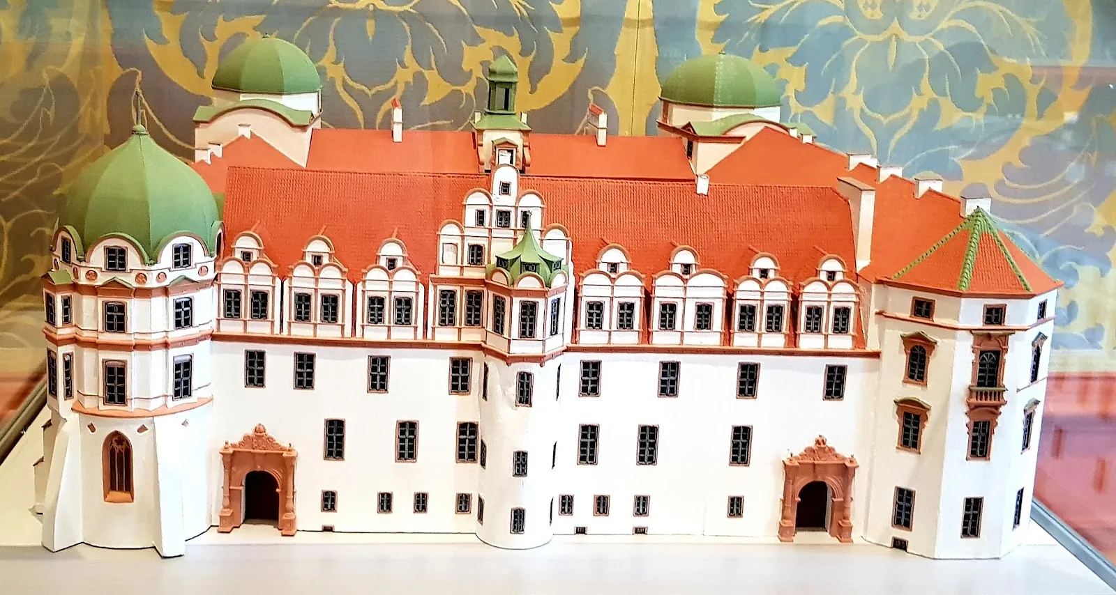 Внешний вид замка Целле с башенками и гербом