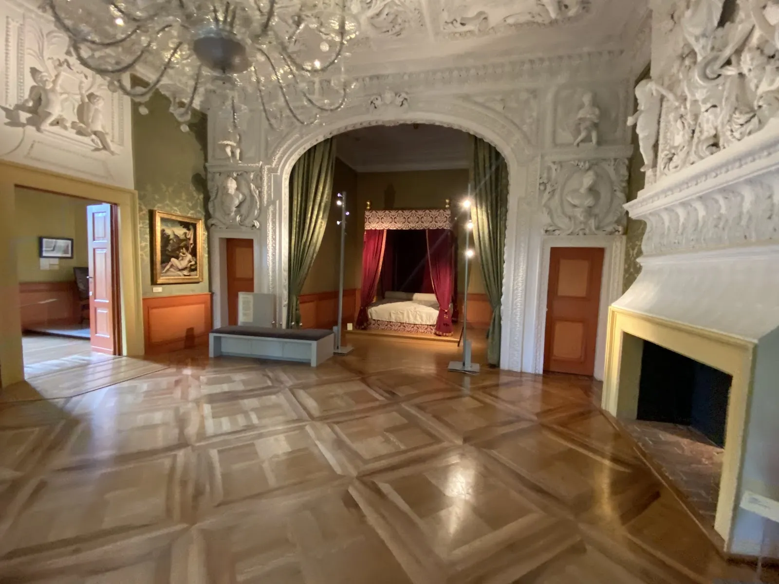 Внешний вид замка Целле с башенками и гербом