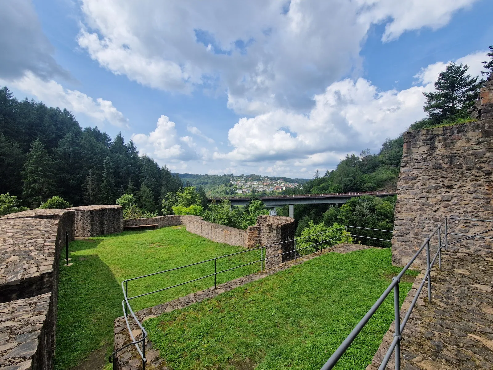 Вид на Замок Фрауэнбург с окружающей местностью