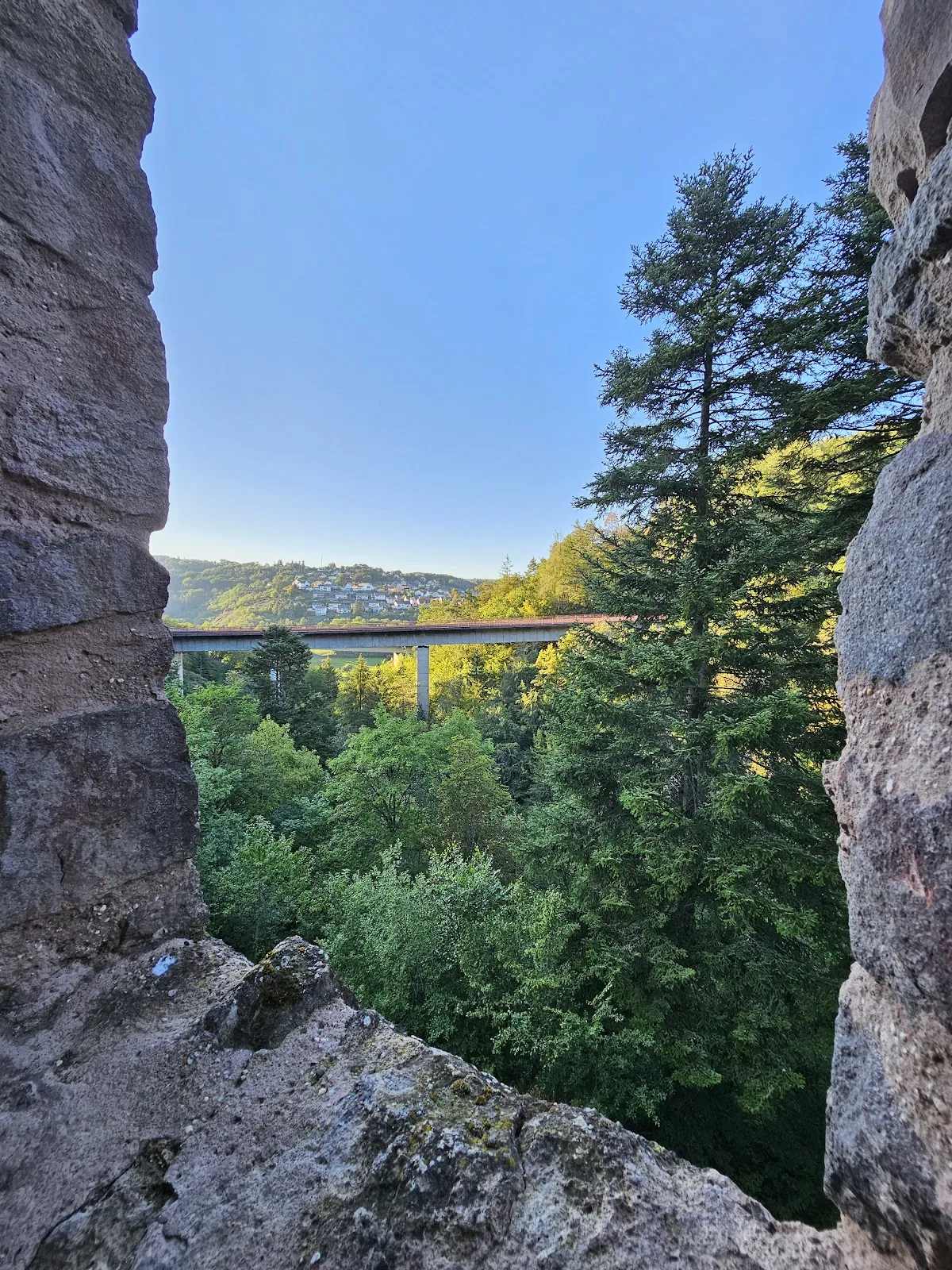 Вид на Замок Фрауэнбург с окружающей местностью