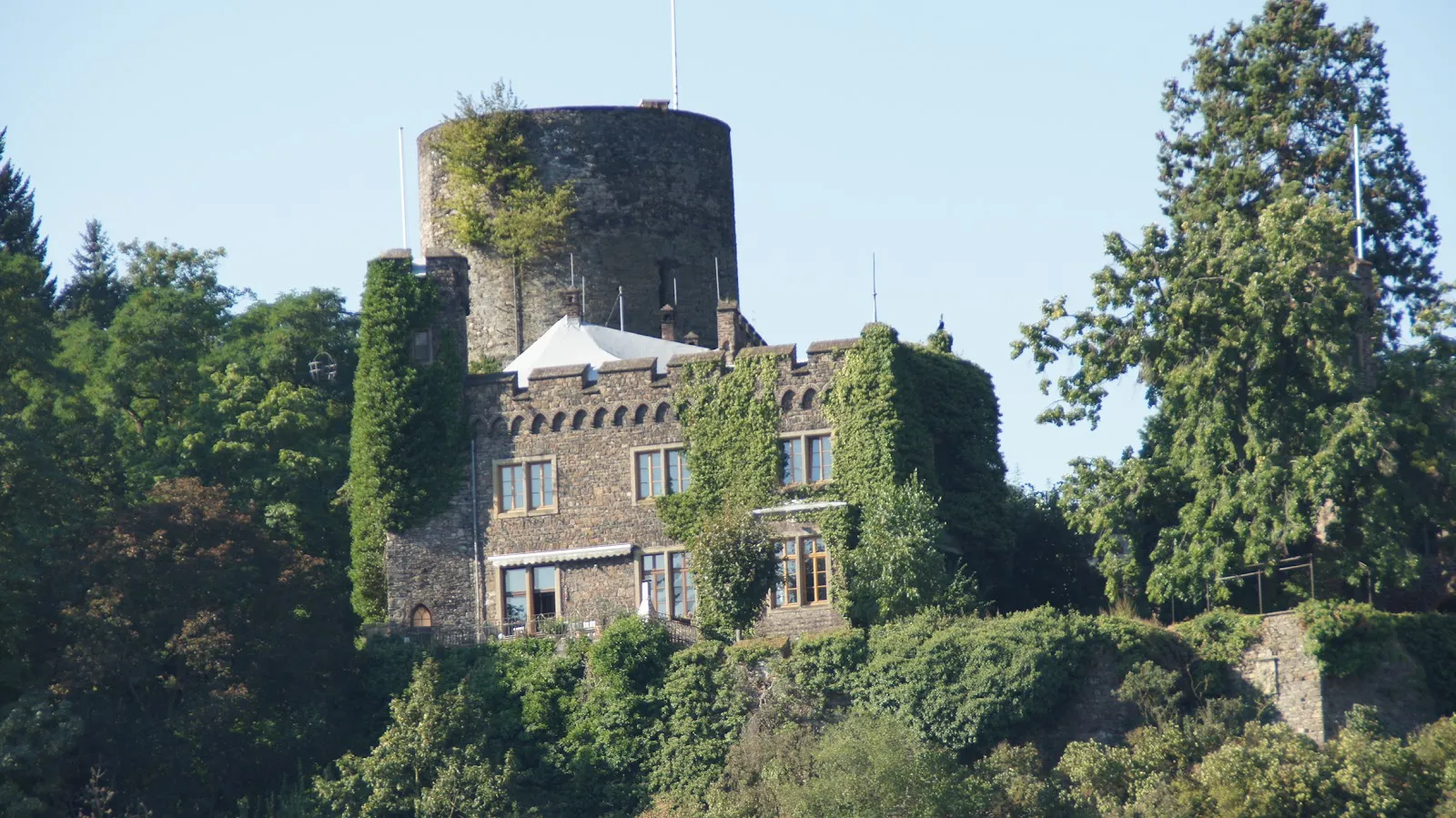 Вид на замок Хаймбург на берегу Рейна