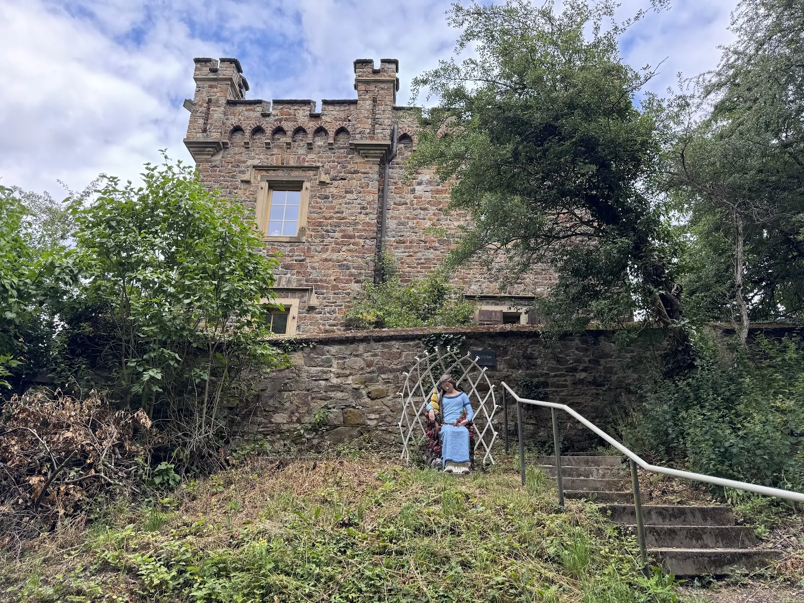 Вид на замок Хаймбург на берегу Рейна