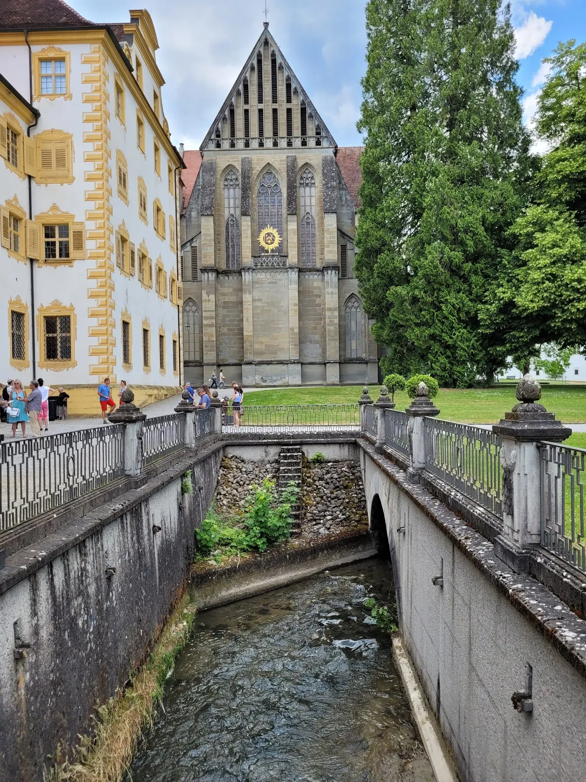 Вид на Замок и монастырь Салем