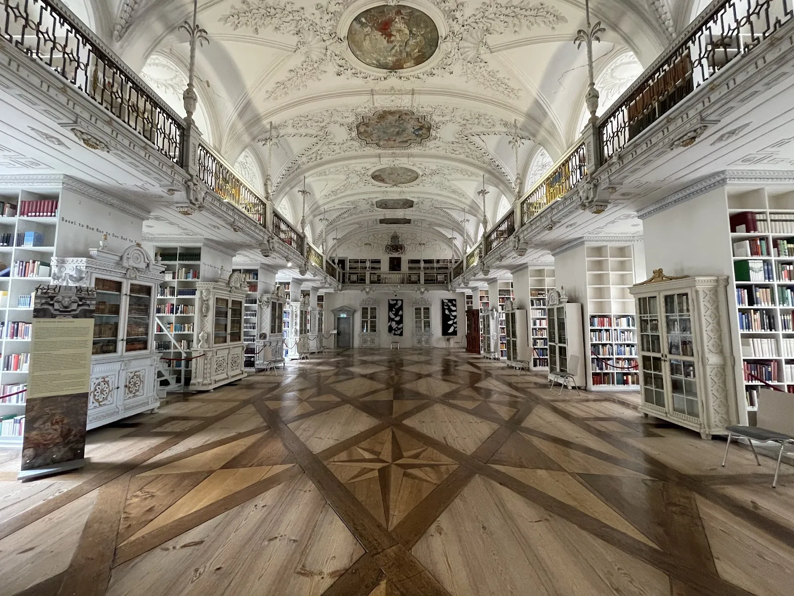 Вид на Замок и монастырь Салем