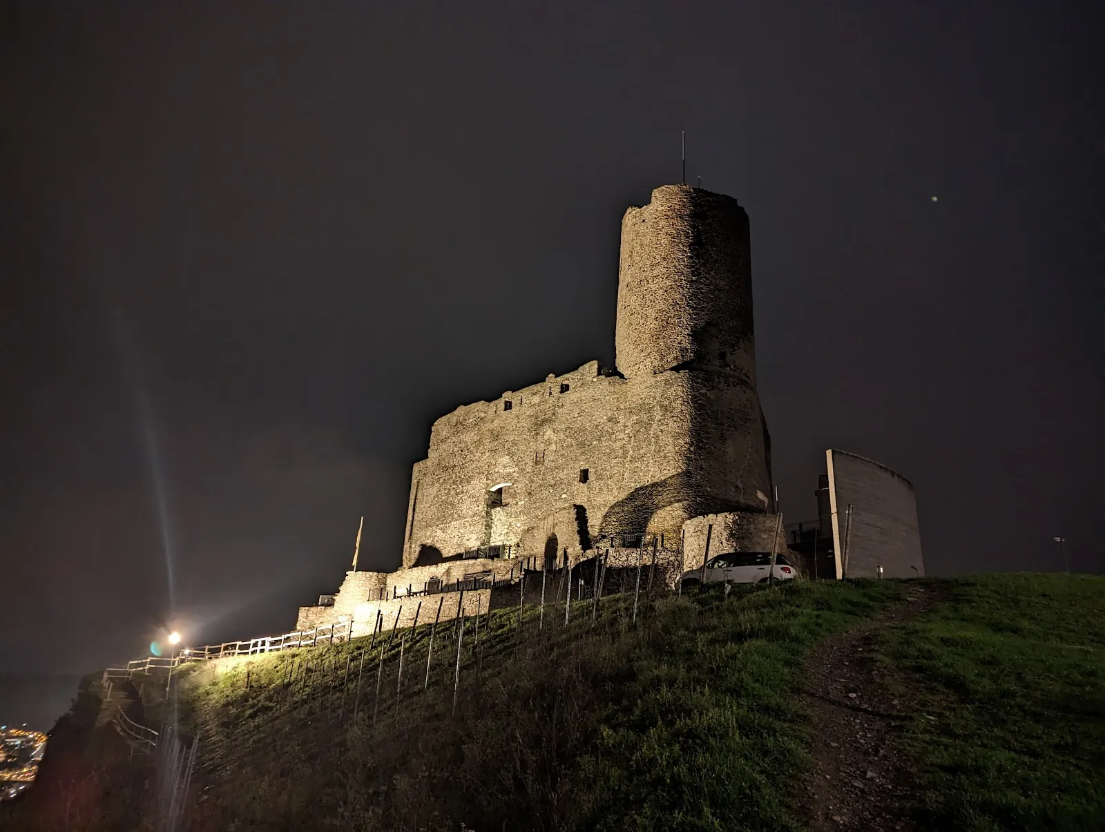 Средневековый замок Ландсхут на холме