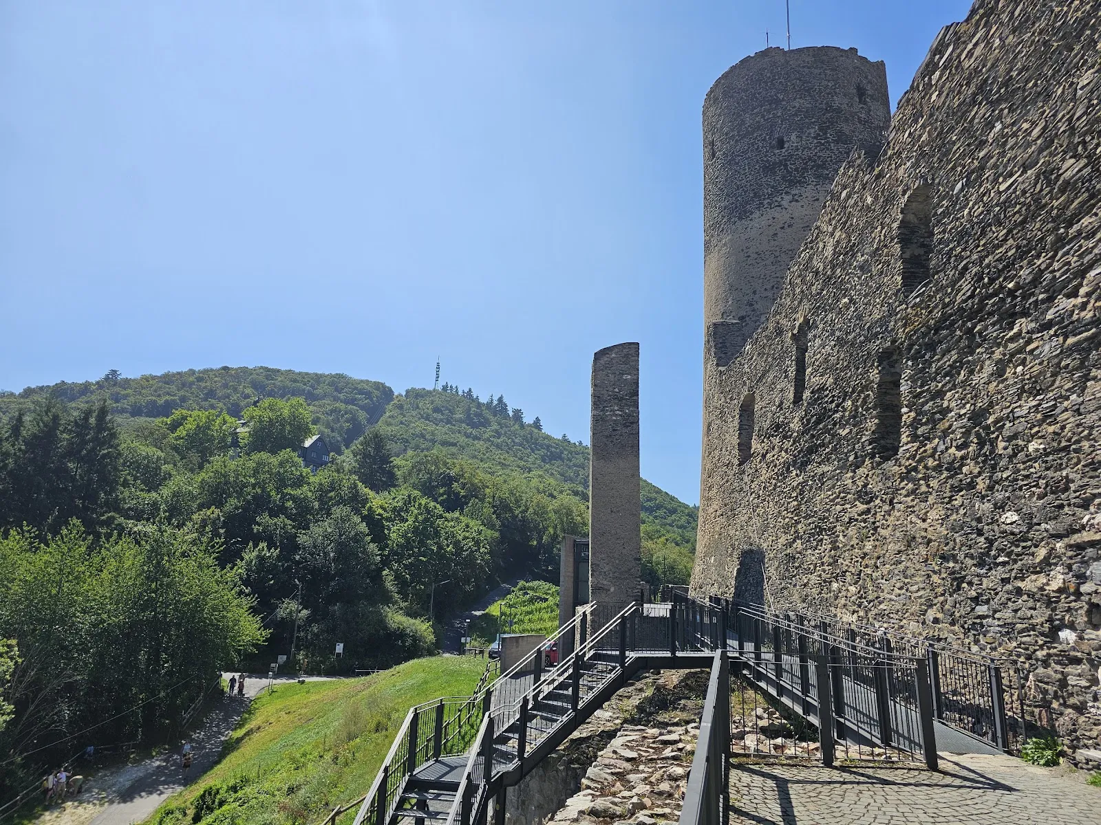 Средневековый замок Ландсхут на холме