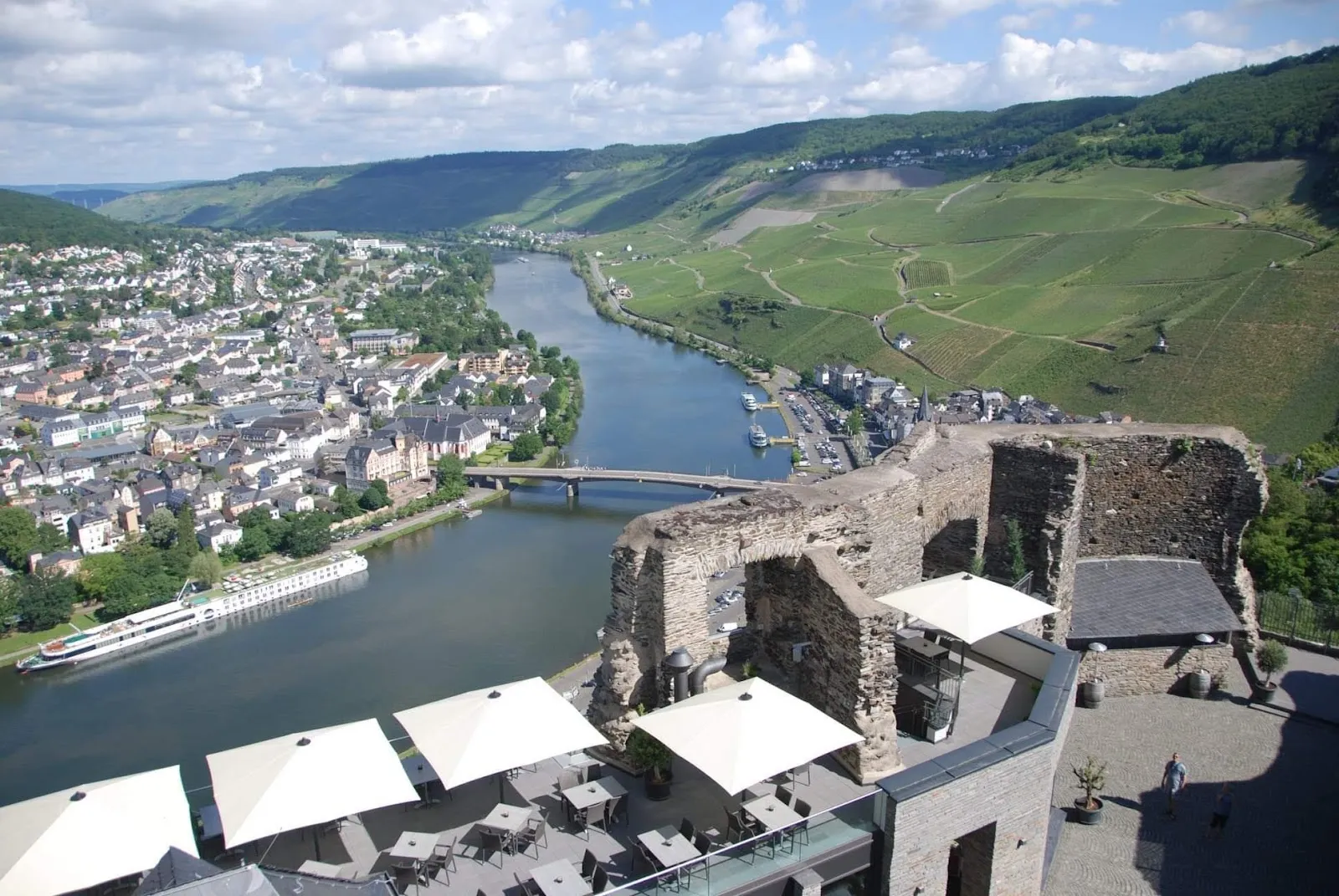 Средневековый замок Ландсхут на холме