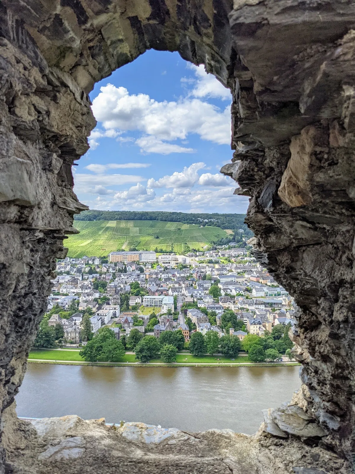 Средневековый замок Ландсхут на холме