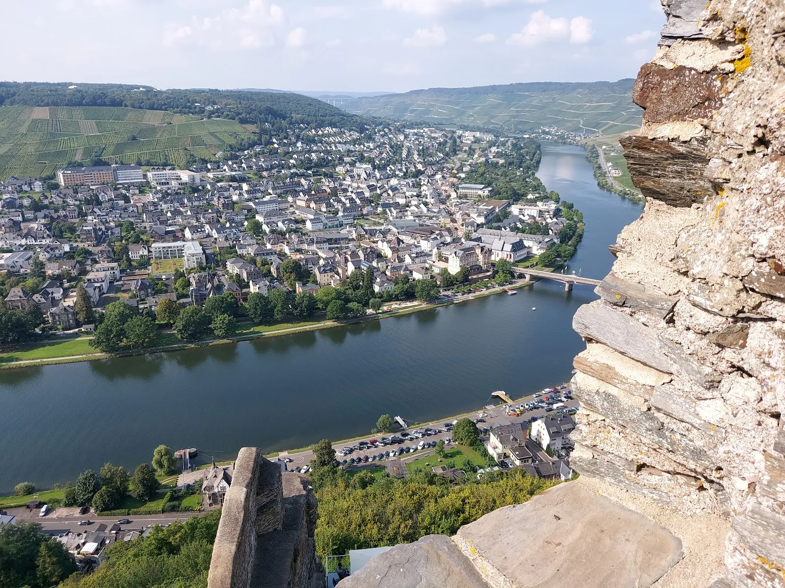 Средневековый замок Ландсхут на холме