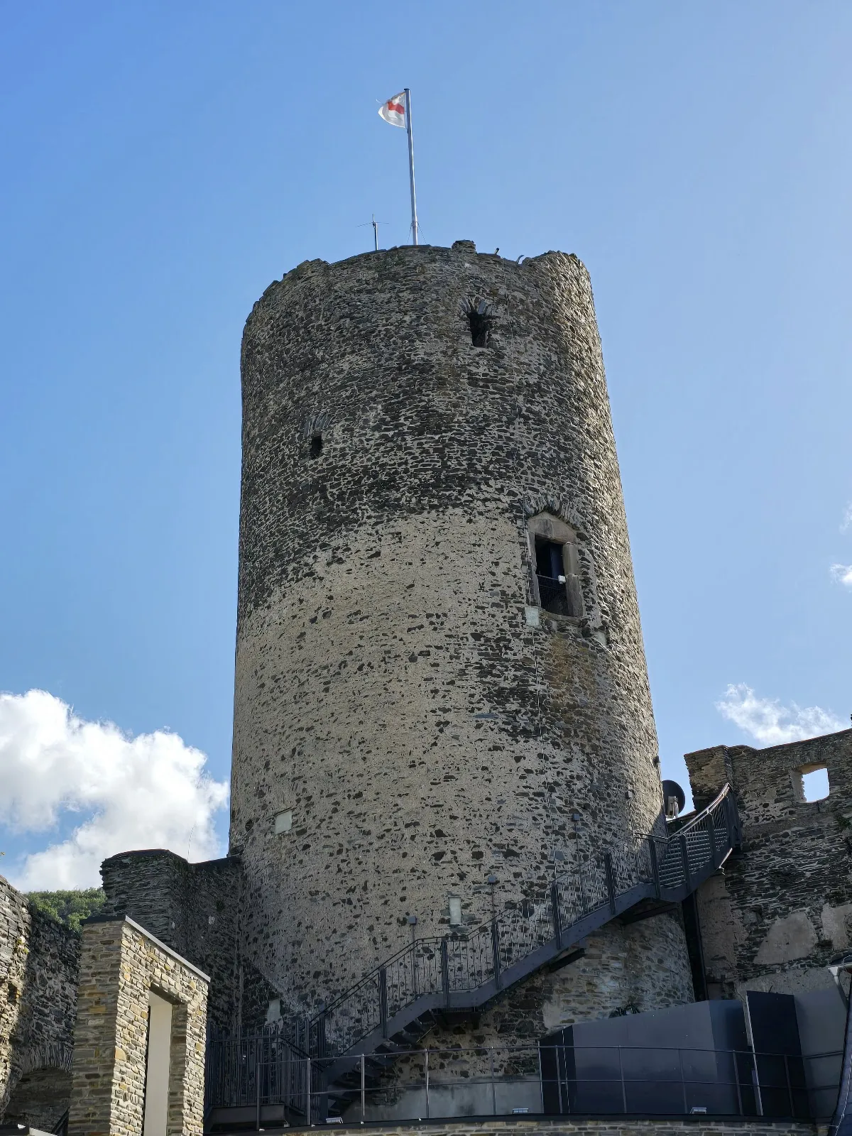 Средневековый замок Ландсхут на холме