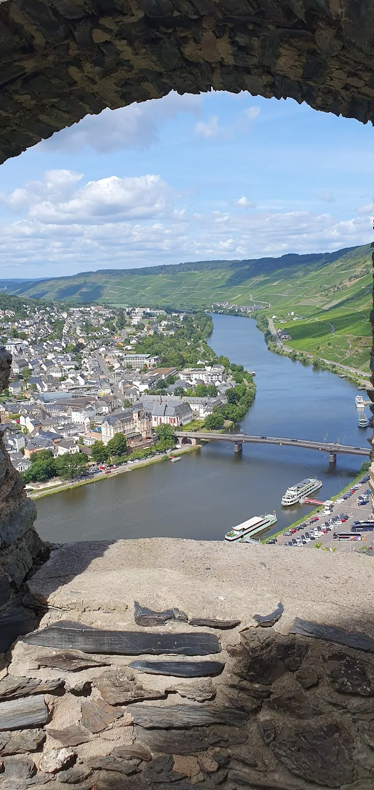 Средневековый замок Ландсхут на холме