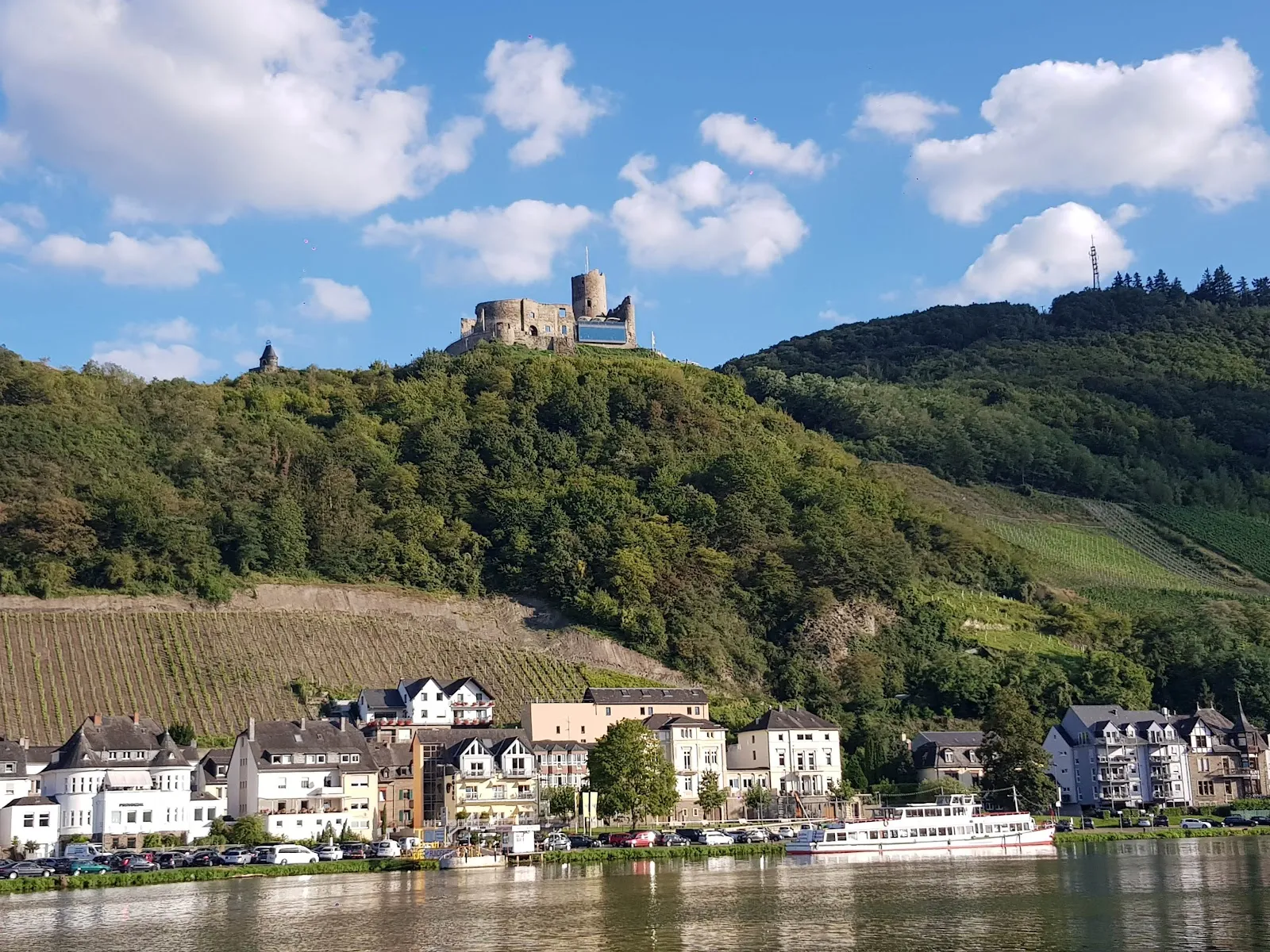 Средневековый замок Ландсхут на холме