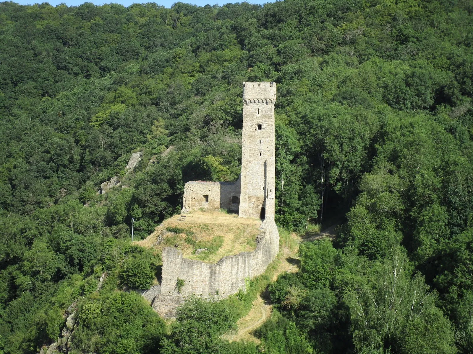 Вид на средневековый замок Монреаль