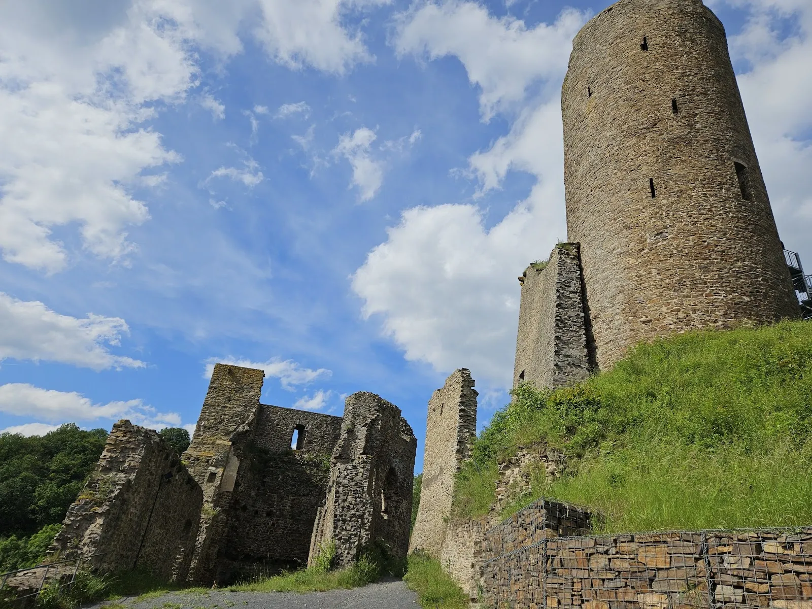 Вид на средневековый замок Монреаль