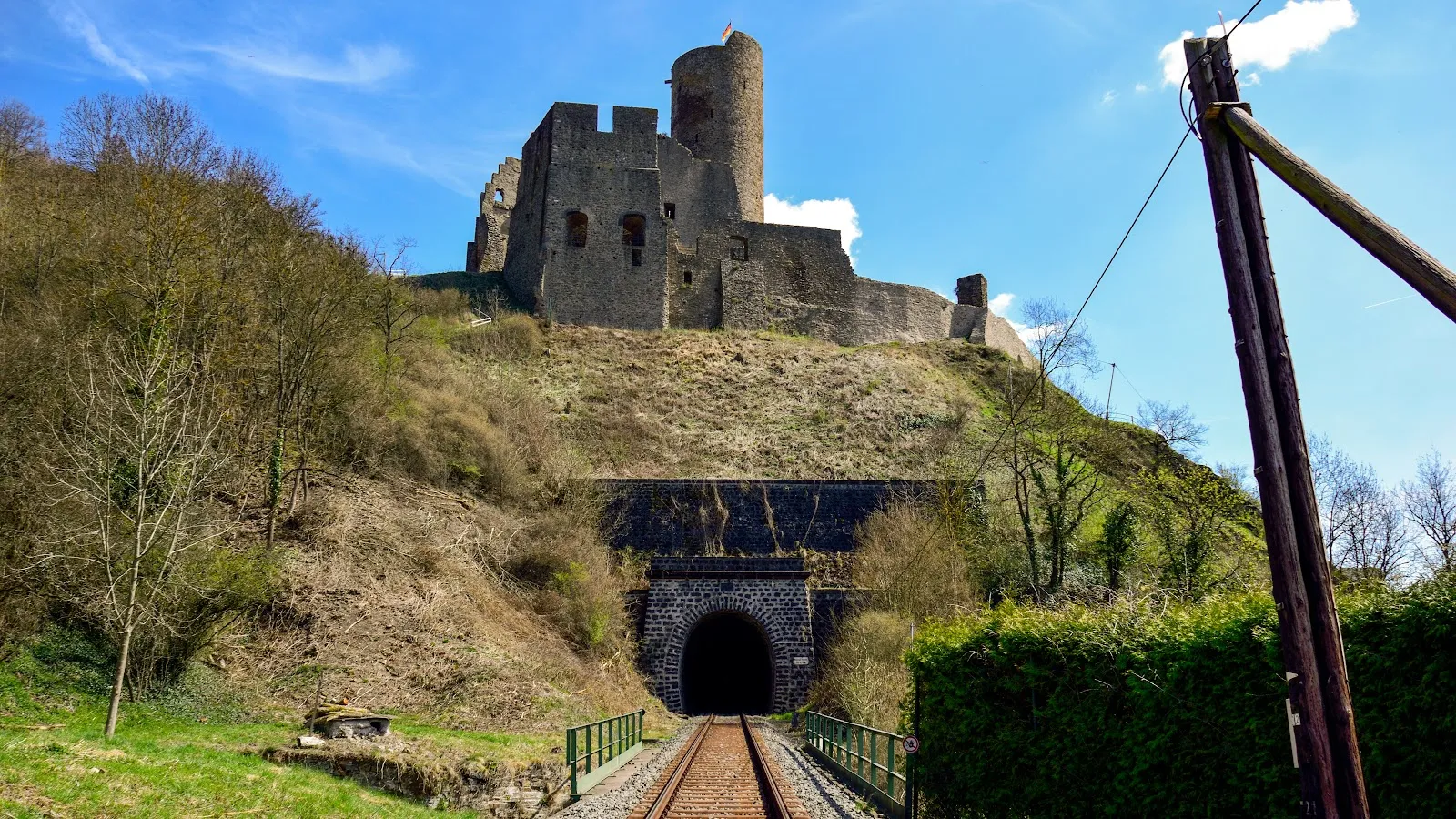 Вид на средневековый замок Монреаль