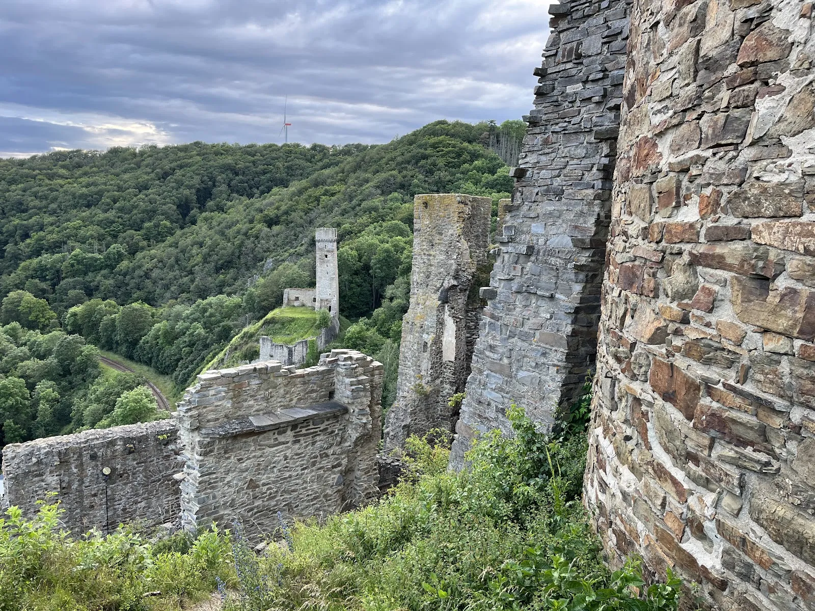 Вид на средневековый замок Монреаль