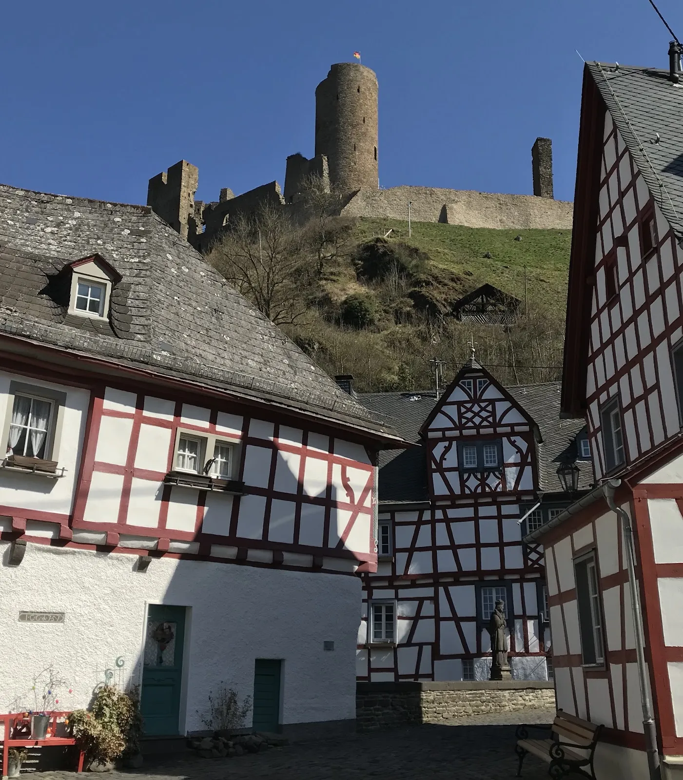 Вид на средневековый замок Монреаль