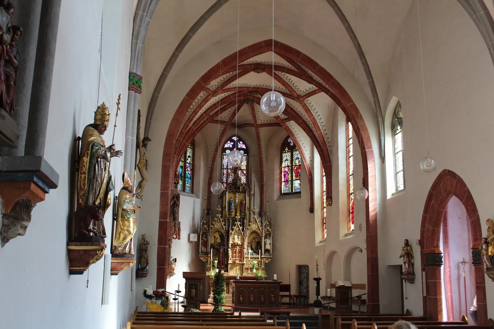 Вид на средневековый замок Монреаль