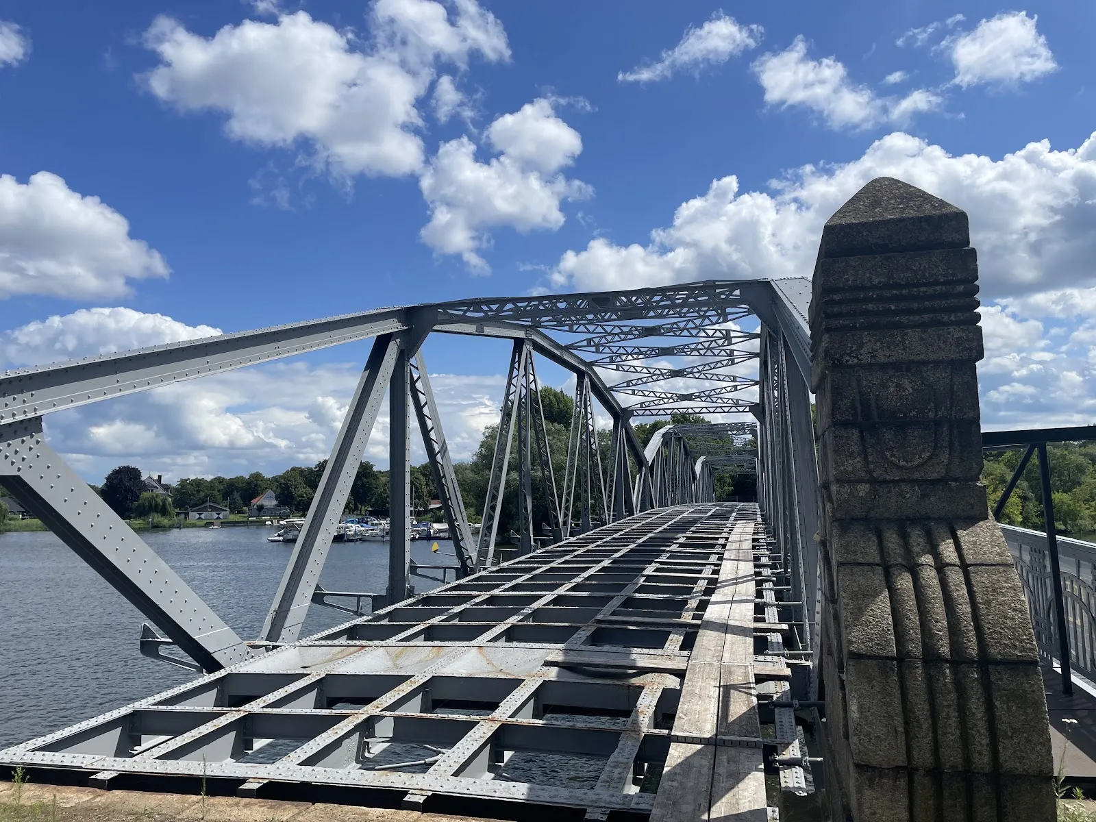 Вид на крепость Фонтаневен Плауэ в Бранденбурге-на-Хафеле
