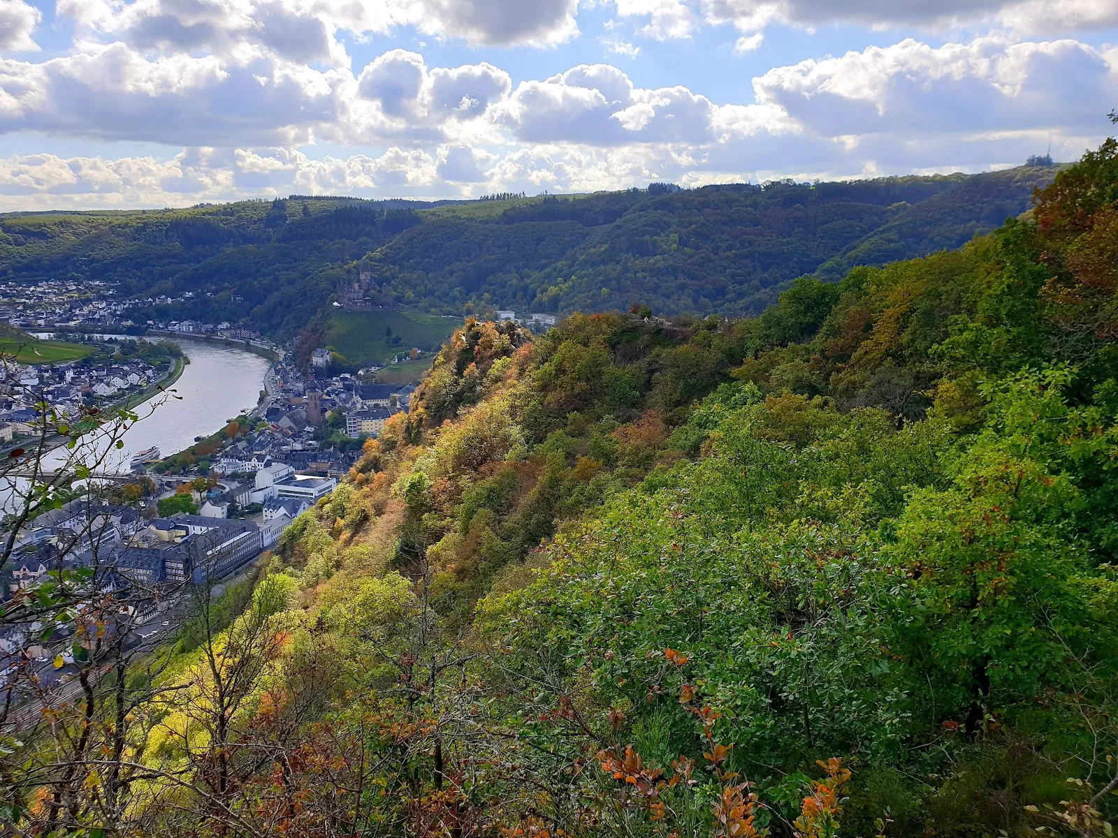 Вид на замок Райхсбург над рекой Мозель