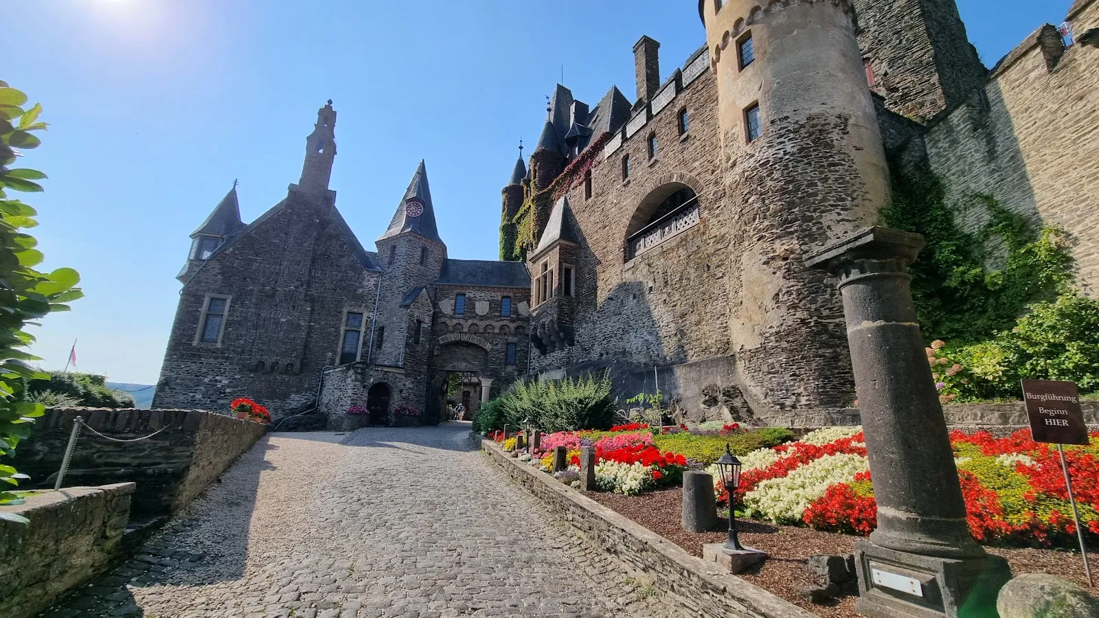 Вид на замок Райхсбург над рекой Мозель