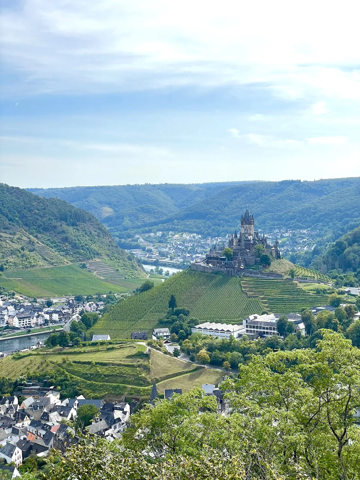 Вид на замок Райхсбург над рекой Мозель