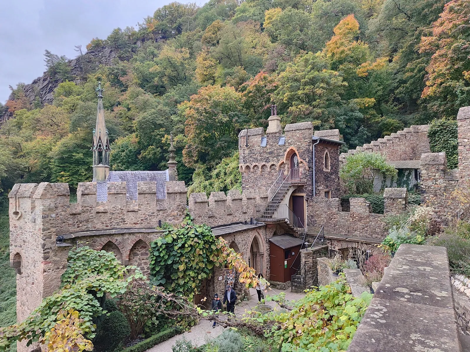 Вид на замок Райнштайн на скале над рекой Рейн, Германия.
