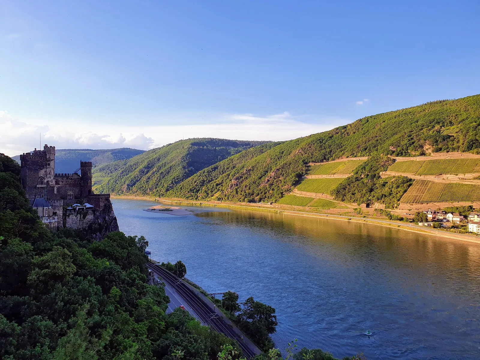 Вид на замок Райнштайн на скале над рекой Рейн, Германия.