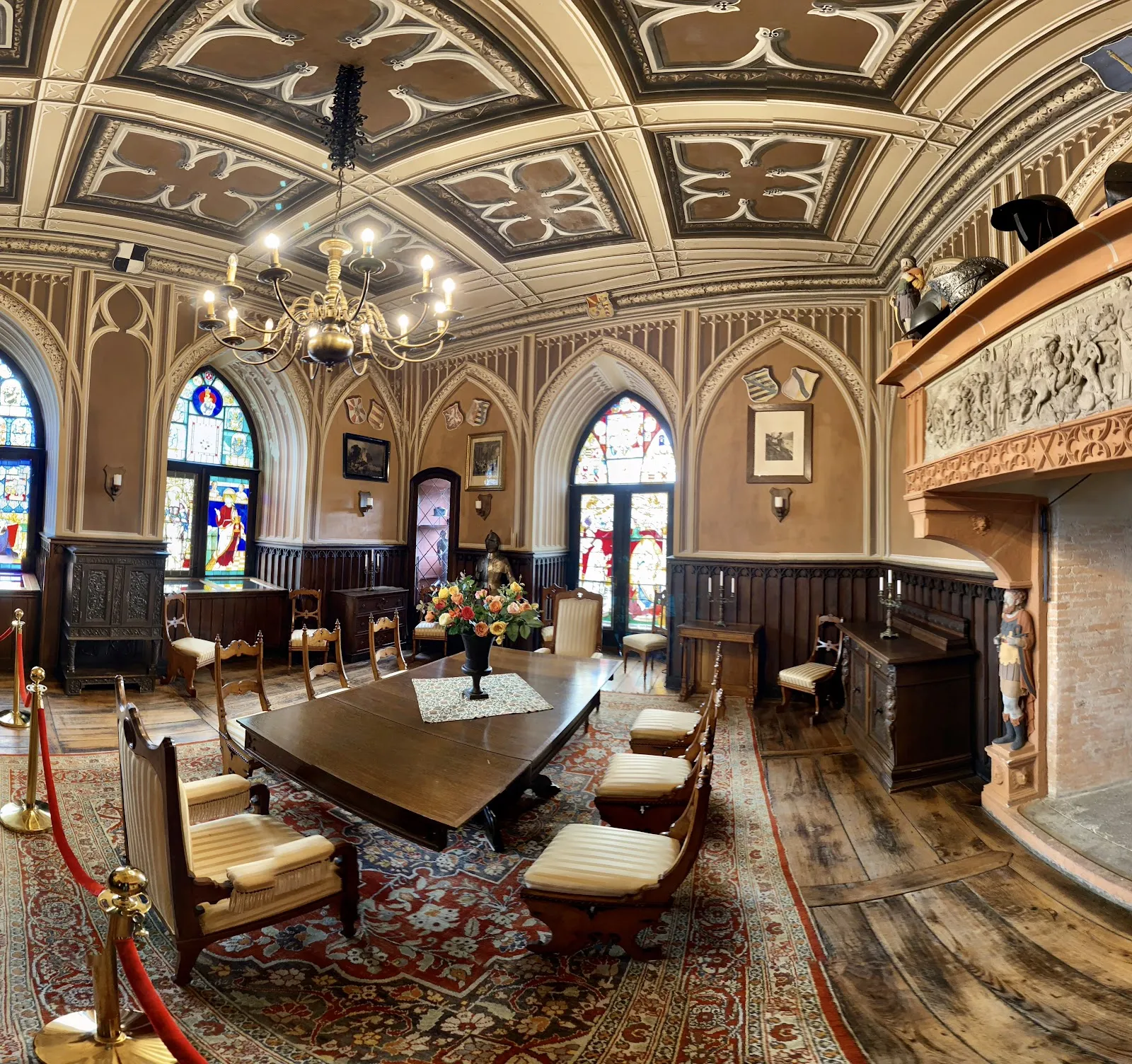 Вид на замок Райнштайн на скале над рекой Рейн, Германия.