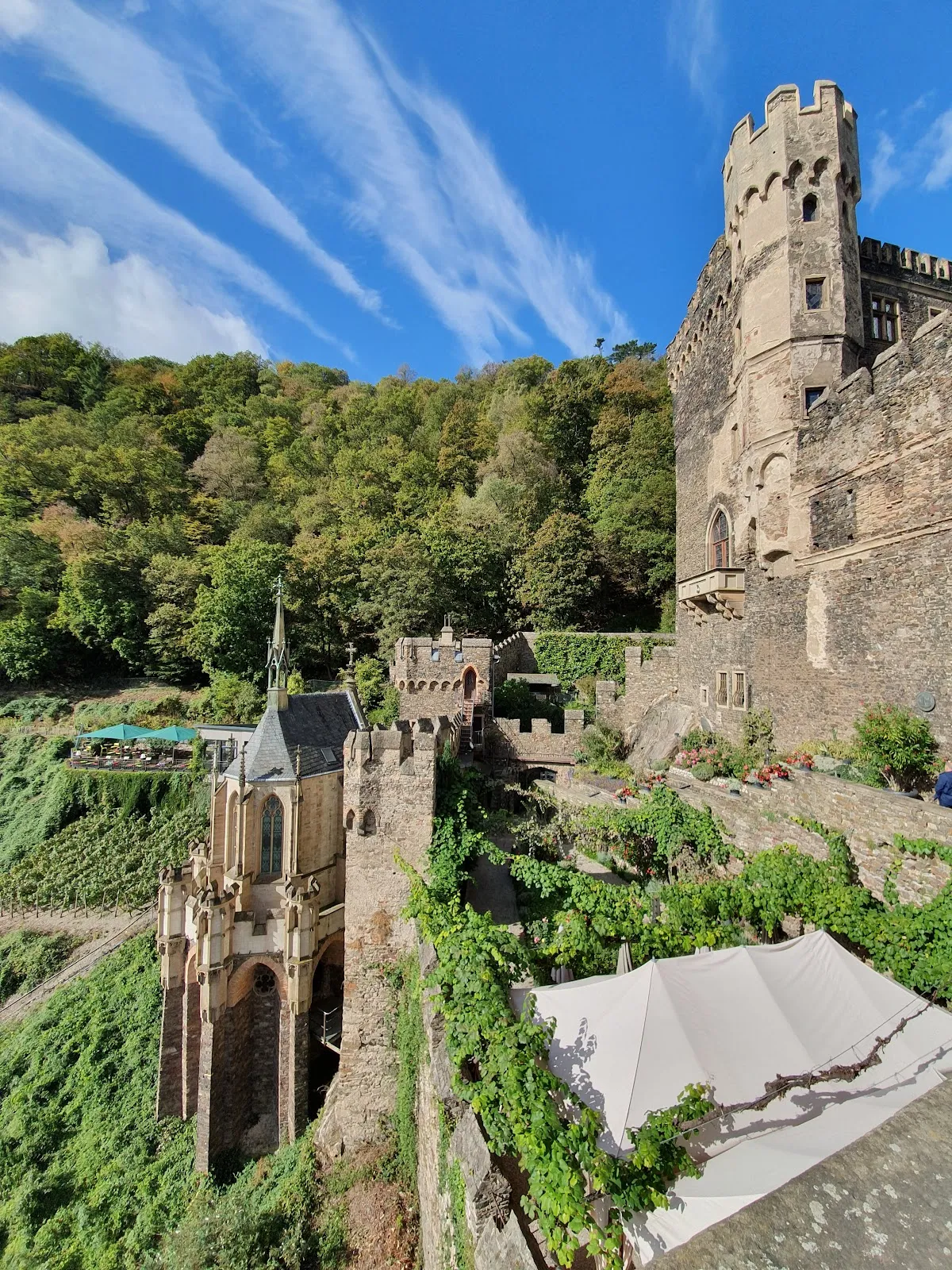 Вид на замок Райнштайн на скале над рекой Рейн, Германия.