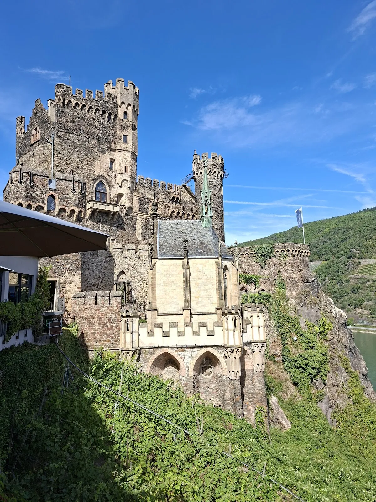 Вид на замок Райнштайн на скале над рекой Рейн, Германия.