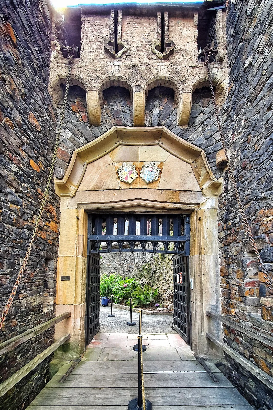 Вид на замок Райнштайн на скале над рекой Рейн, Германия.