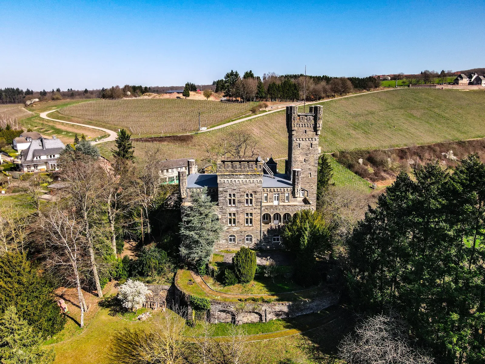 Вид на замок Саарфельс с окружающей местностью