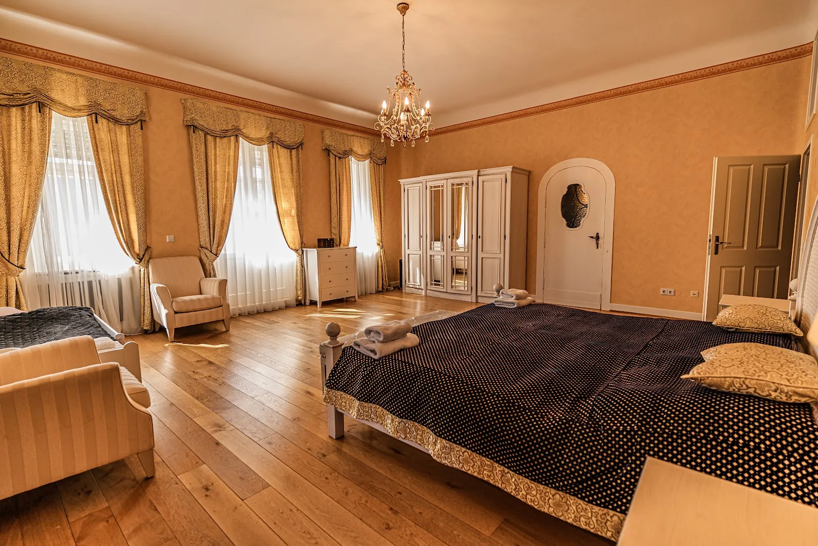 Вид на замок Саарфельс с окружающей местностью