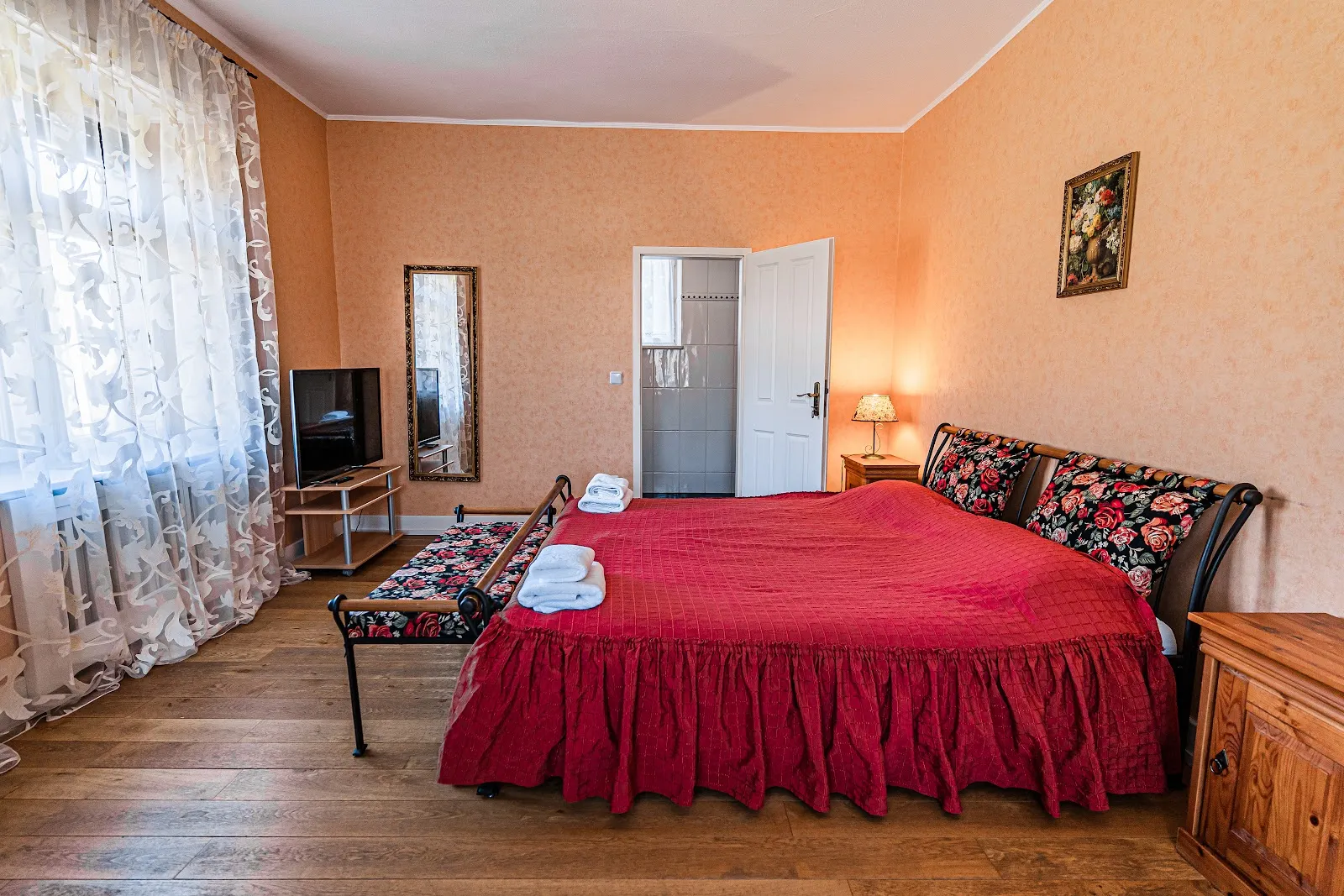 Вид на замок Саарфельс с окружающей местностью