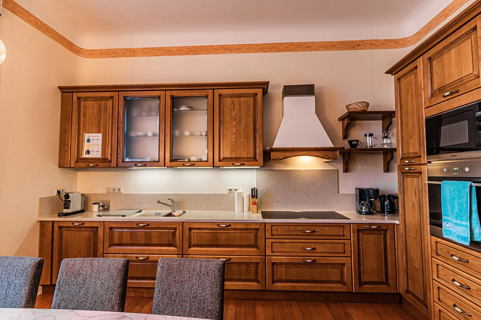 Вид на замок Саарфельс с окружающей местностью